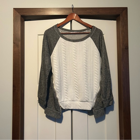 [Coco and Main] Gray and White Pullover - Picture 2 of 7